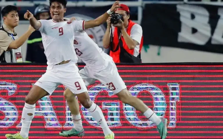 kimzolciakwedding.com