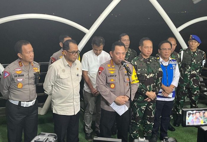 kimzolciakwedding.com