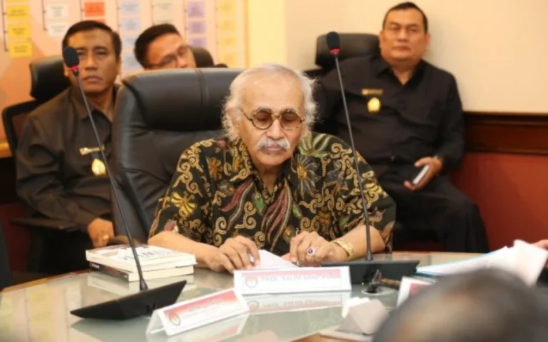 kimzolciakwedding.com