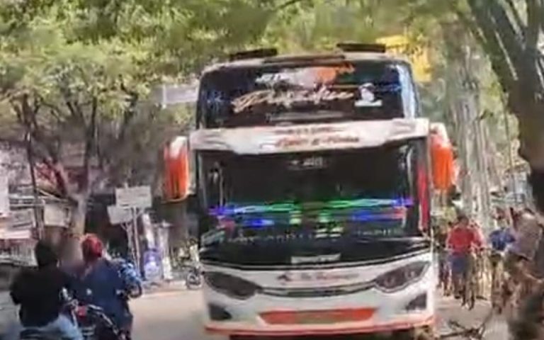 kimzolciakwedding.com