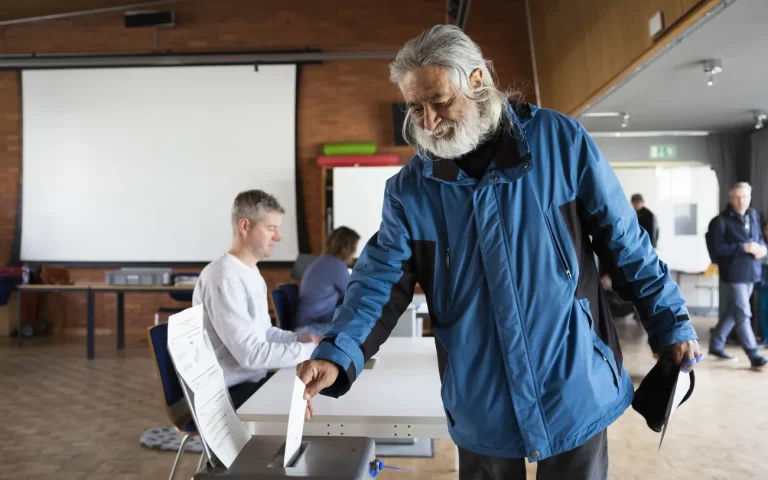 kimzolciakwedding.com