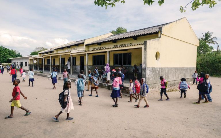 kimzolciakwedding.com