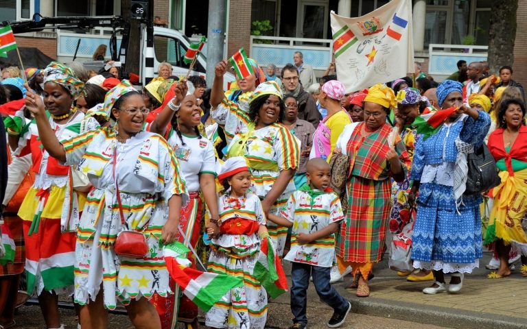 kimzolciakwedding.com