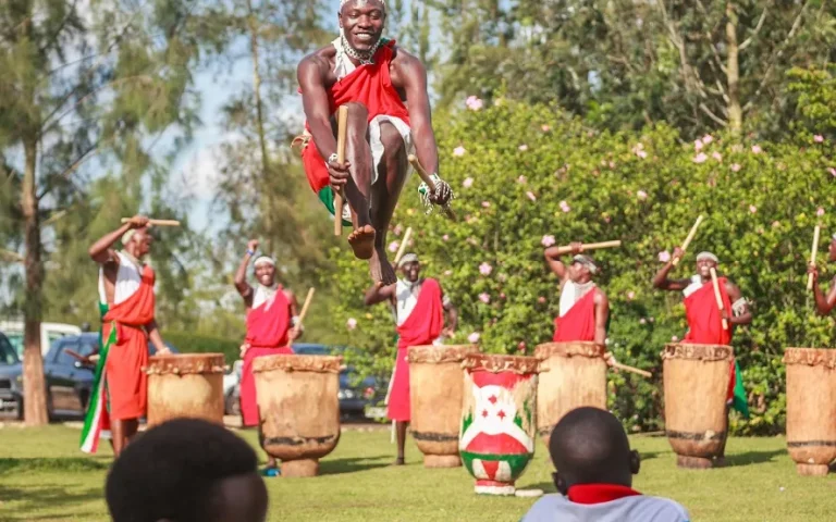 kimzolciakwedding.com