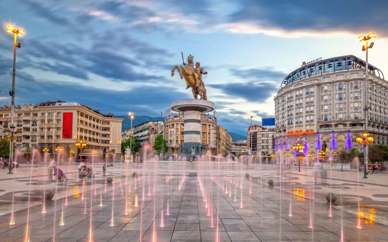 kimzolciakwedding.com