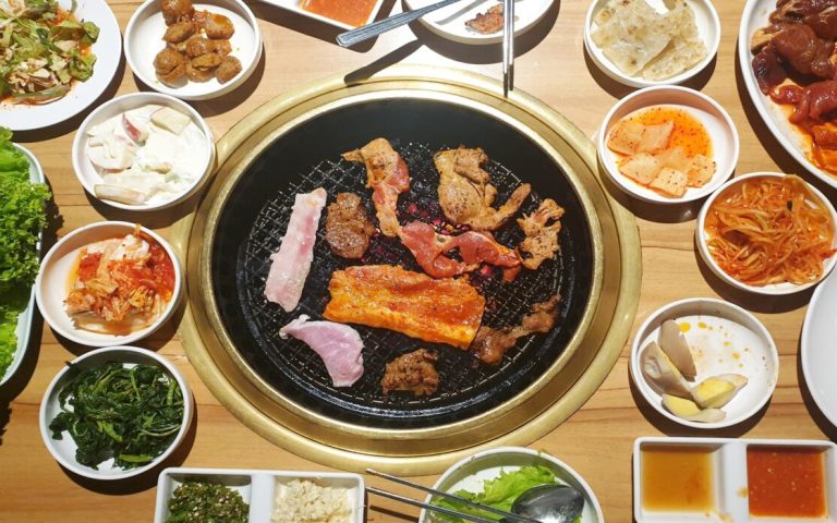 kimzolciakwedding.com