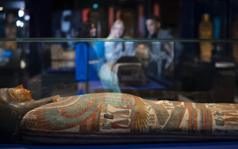 kimzolciakwedding.com