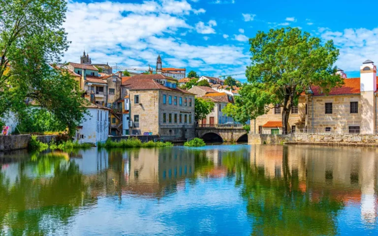 kimzolciakwedding.com