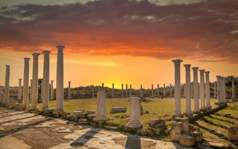 kimzolciakwedding.com