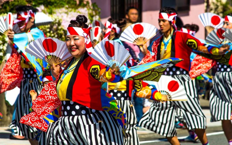 kimzolciakwedding.com