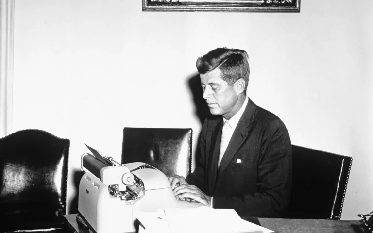 kimzolciakwedding.com