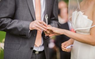 https://kimzolciakwedding.com/