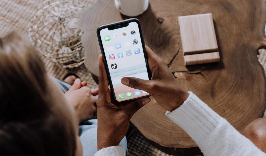 Efek Media Sosial pada Hubungan Percintaan: Manfaat dan Tantangan di Era Digital