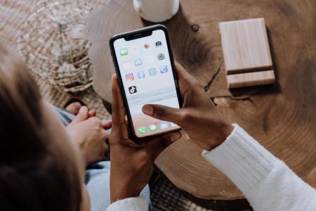 Efek Media Sosial pada Hubungan Percintaan: Manfaat dan Tantangan di Era Digital