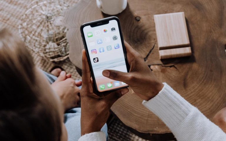 Efek Media Sosial pada Hubungan Percintaan: Manfaat dan Tantangan di Era Digital
